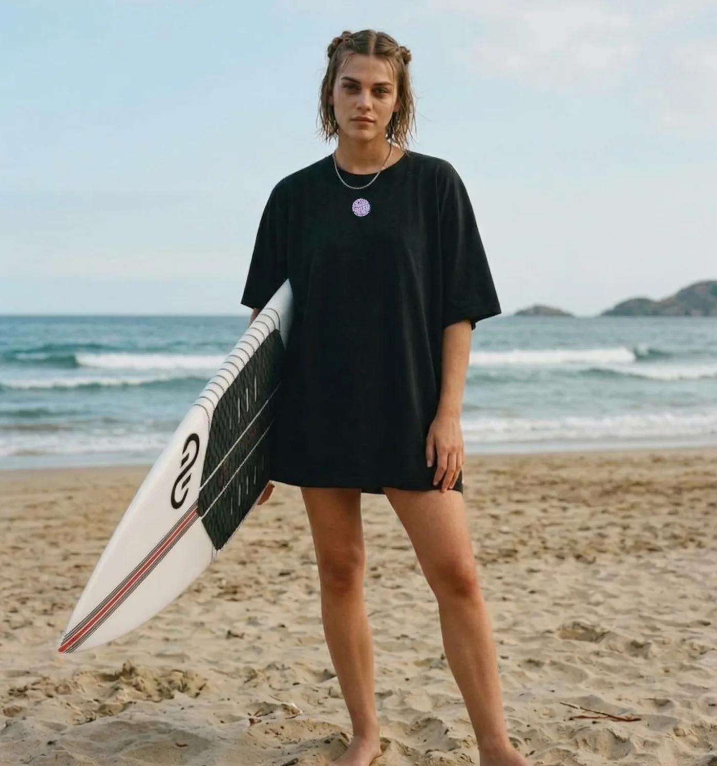 CUbe Shirt am Strand mit Surfboard