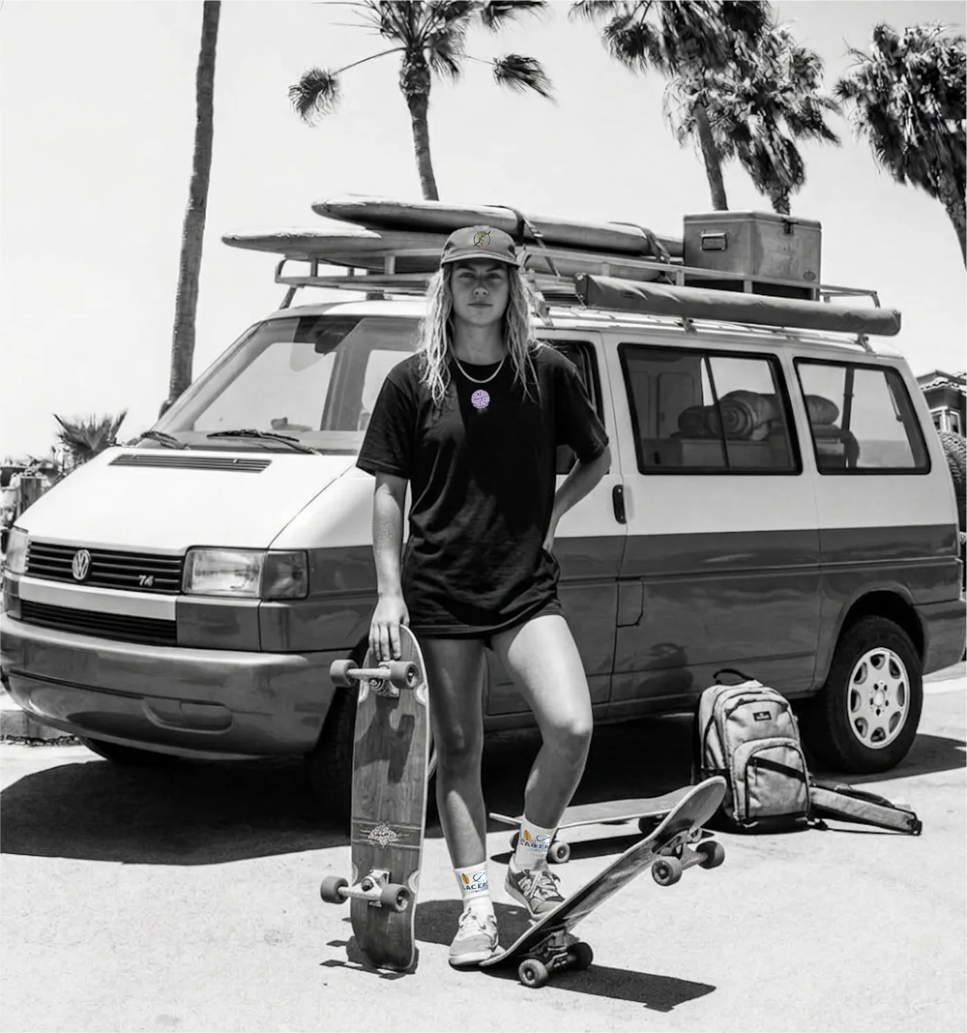 CUbe Shirt vor Bulli, Skateboards